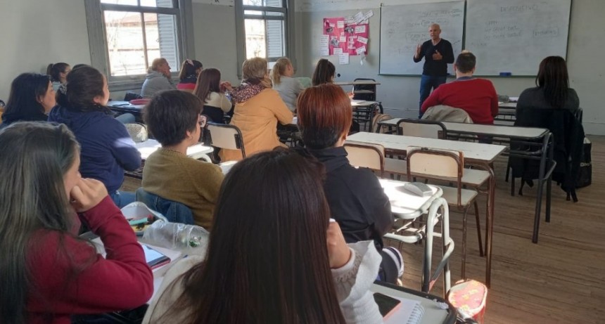 La Dirección de Niñez, Adolescencia y  Familia, brindó una capacitación en el Instituto n°27
