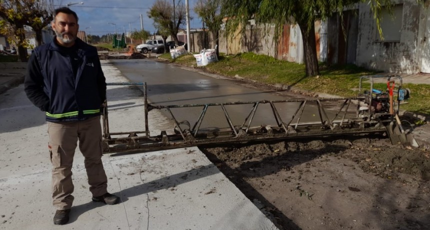 Avanza la pavimentación de diez cuadras en barrios Colombo y San Juan 