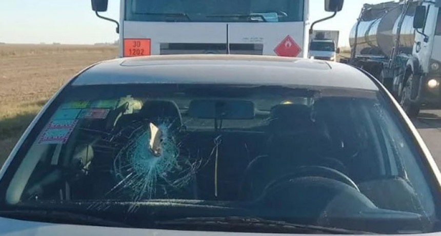 Insólito accidente en Villegas: Se le partió la llanta a un camión y se incrustó en el parabrisas de un vehículo que transitaba detrás