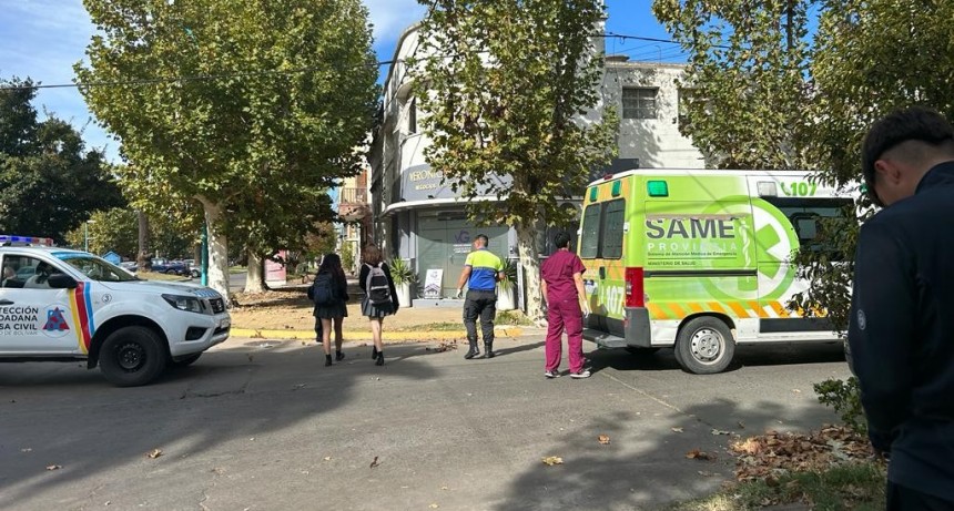 Venezuela y Laprida, se registró una colisión entre un vehículo y un ciclista