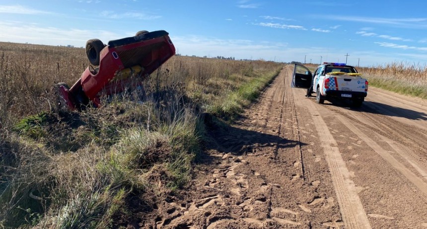 Se registró el vuelco de una camioneta en el camino de tierra que conecta Hale con Bolívar