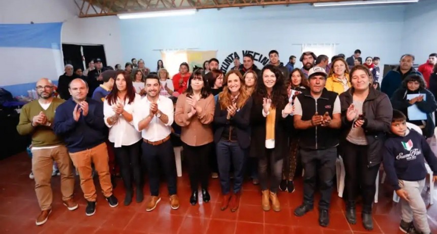 En Olavarría, Tolosa Paz entregó maquinarias e insumos a instituciones y kits deportivos a clubes de barrio