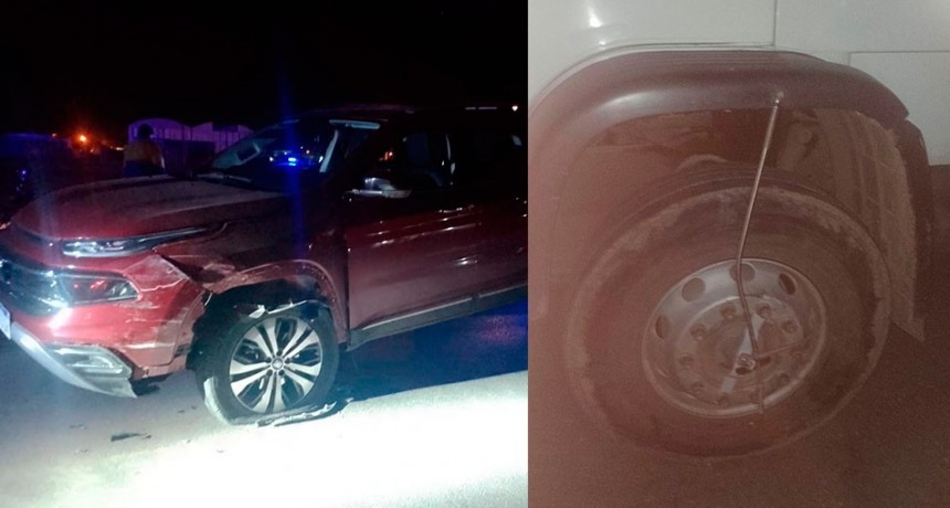 Impacto de un cami&oacute;n y una camioneta