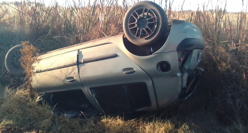 Vuelco en el camino de tierra que conecta Pirovano con Daireaux