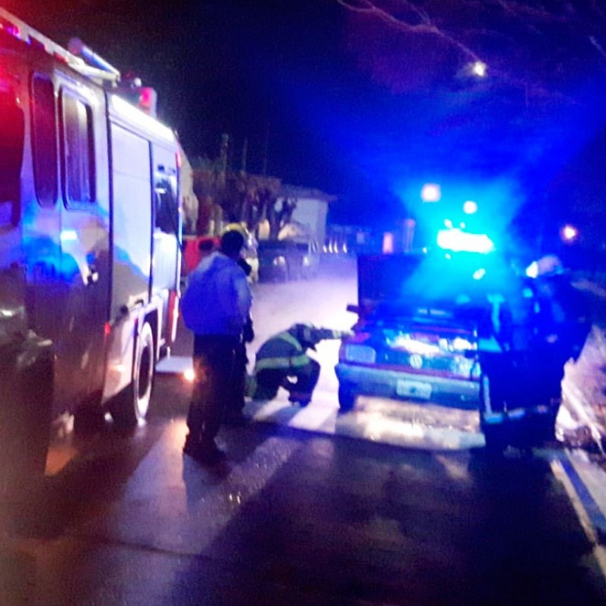 Bomberos asistió ante el llamado emergente por el principio de incendio en un vehículo