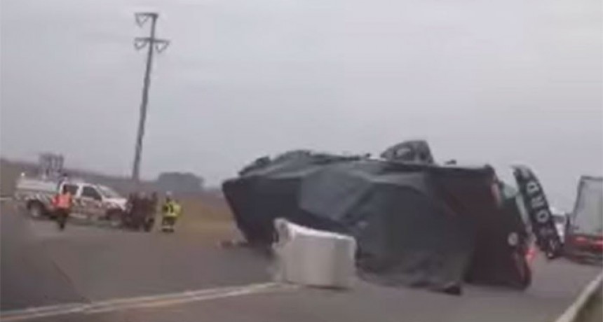 Ruta 205: Volcó un camión de remolques, no hubo heridos