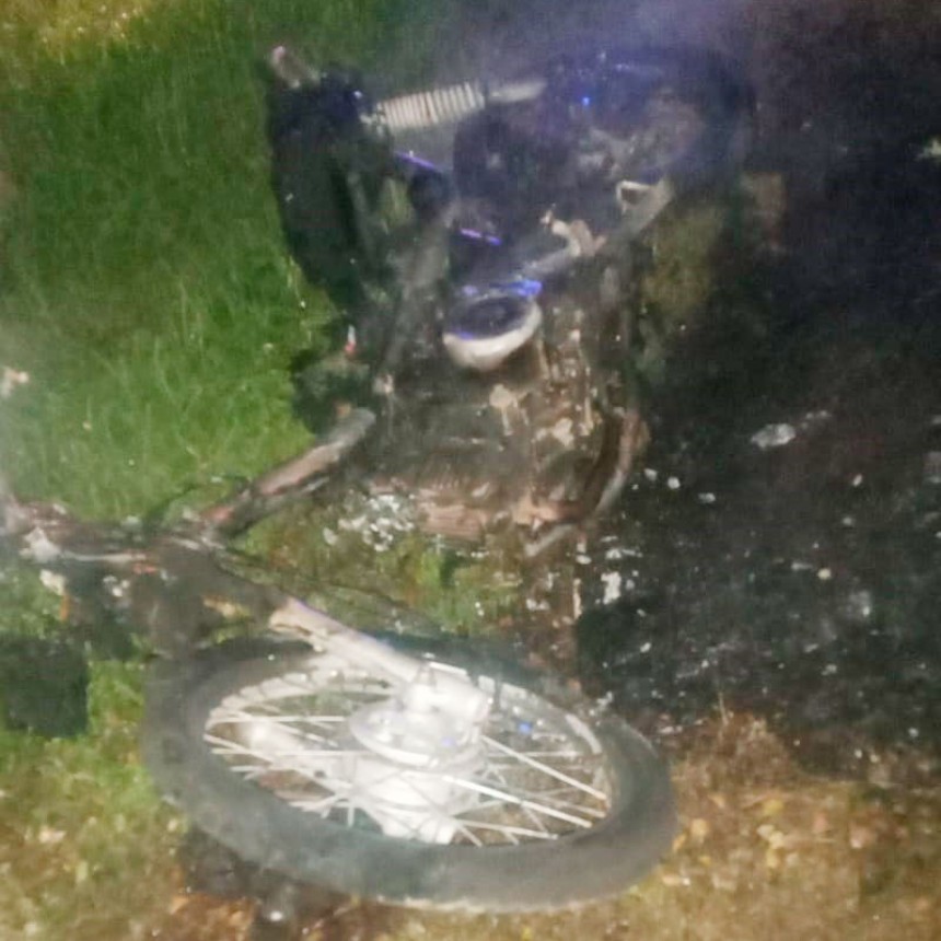 Bomberos Voluntarios acudieron al incendio de una moto