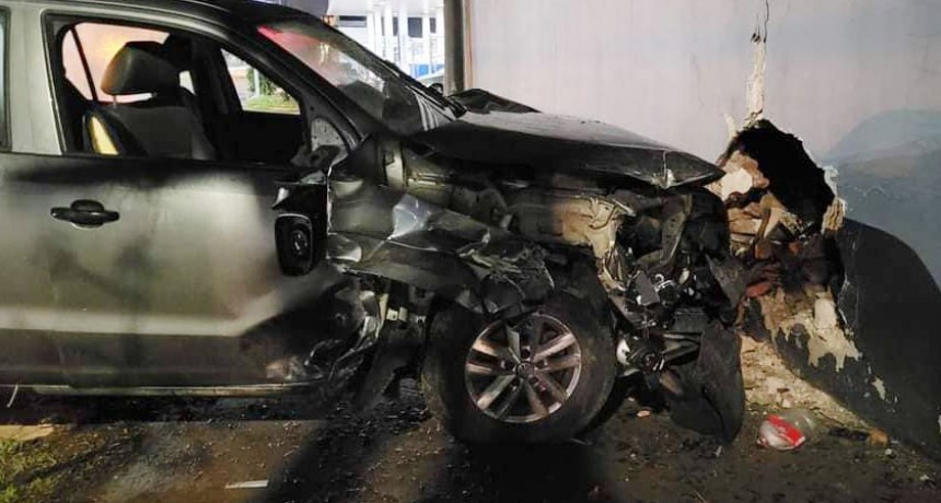 Pehuajó: Una camioneta colisonó contra un tapial y derribó una parte