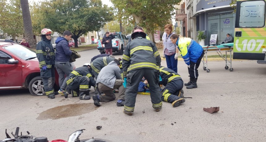 Fuerte impacto en avenida Venezuela y calle Laprida