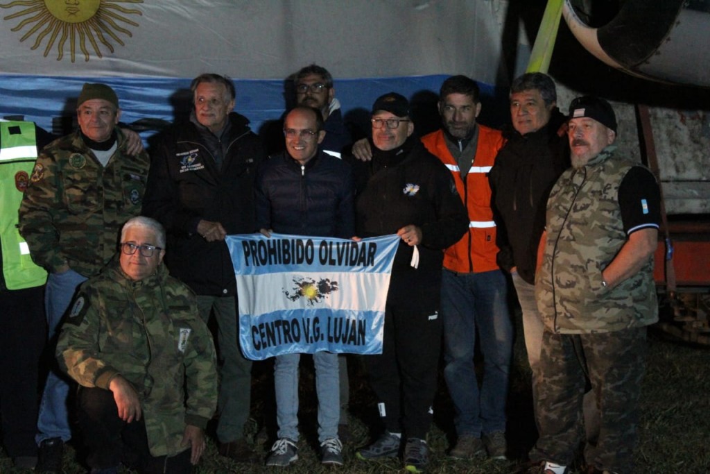 El Centro de Veteranos de Malvinas de Lujan, traslada un avión para reciclar y colocar en un monumento en Mercedes