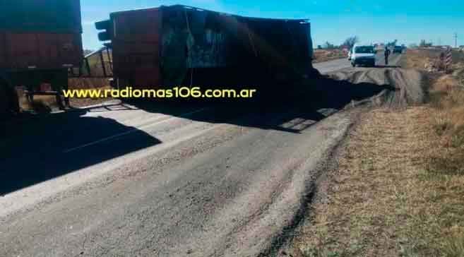 Ruta 65: Un camión volcó el acoplado que remolcaba