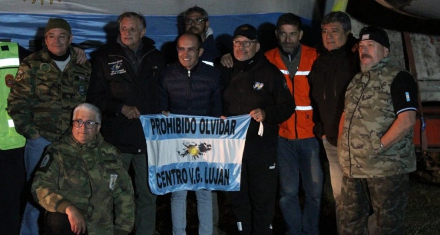 El Centro de Veteranos de Malvinas de Lujan, traslada un avión para reciclar y colocar en un monumento en Mercedes