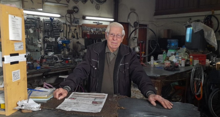 Rafael Carabajal: “Comencé a trabajar en la bicicletería de Juan Antonio Reina, por el año 1959 y  después de más de veinte años me inicié solo”