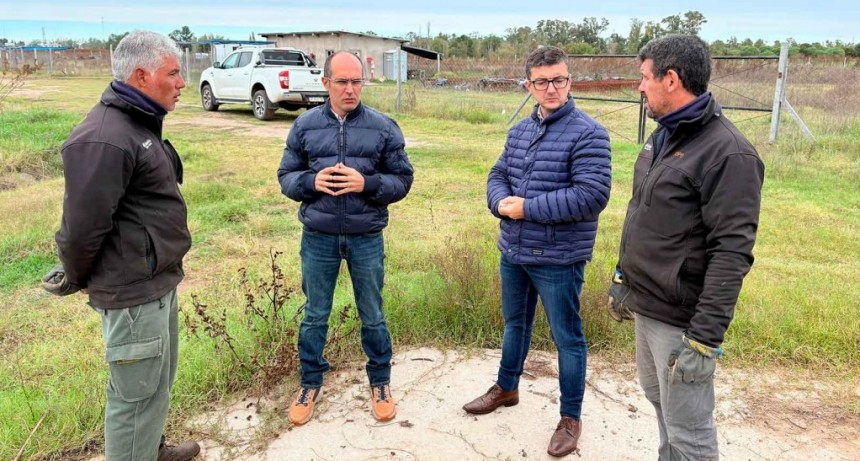 Obras para Bolívar: Obra reactivada, Marcos Pisano recorrió la obra  de red eléctrica en barrio Cooperativa de Viviendas