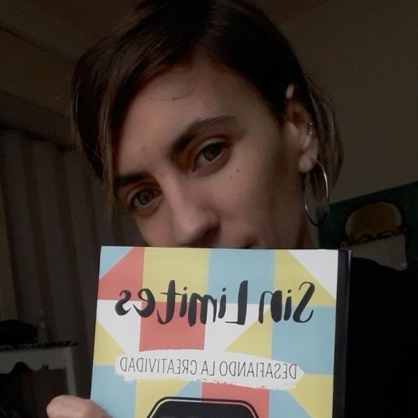 Emilia Garrote presenta su libro ‘Sin Límites’: “Uno de los objetivos del libro era que la persona que lo tenga lo pueda atravesar, escribirlo, cortar las páginas y compartirlo con otros”