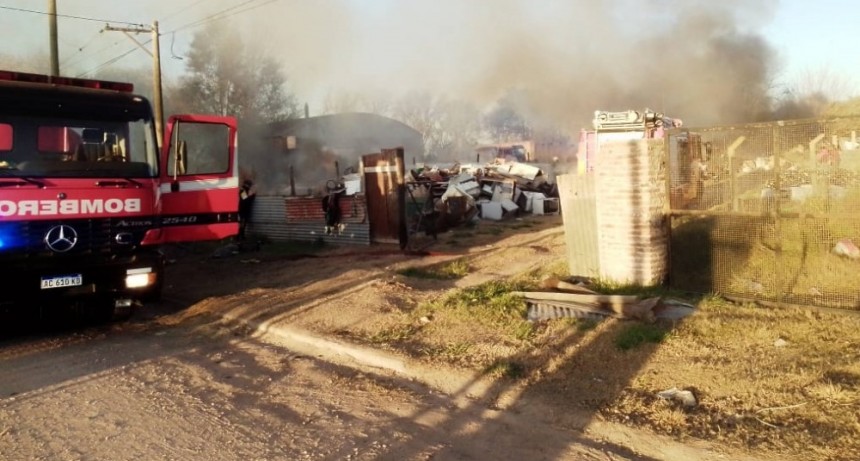 Importante incendio en un galp&oacute;n de barrio Pompeya