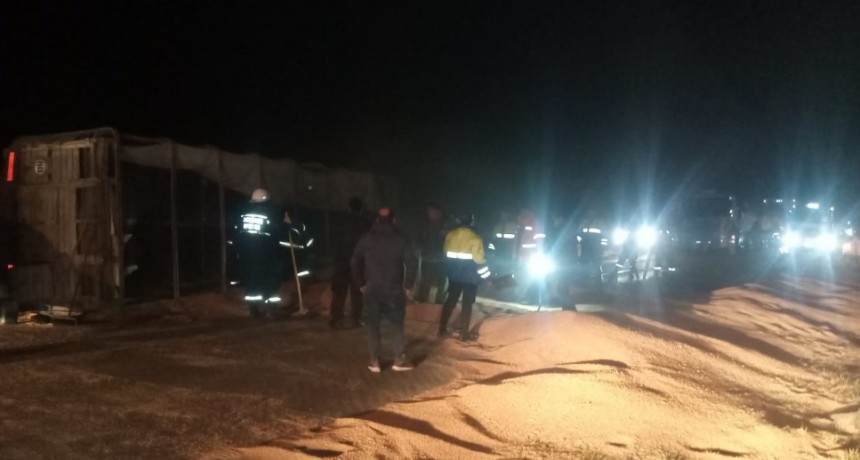 Volc&oacute; un acoplado con cereal,  que era remolcado por un cami&oacute;n