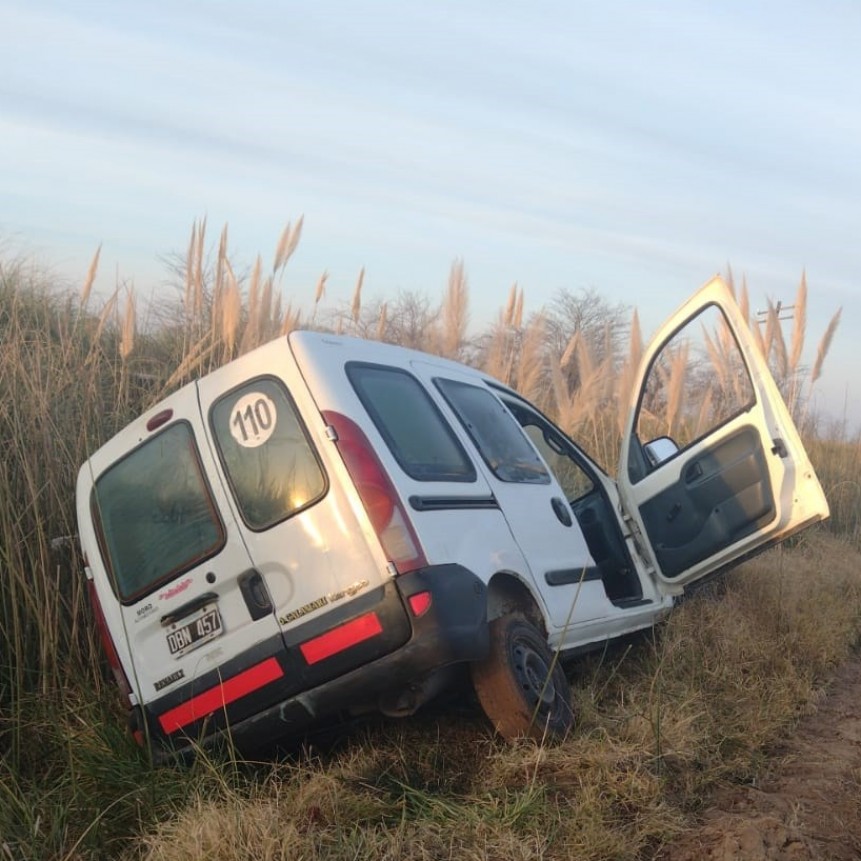 Despiste de un utilitario en el camino a Unzué