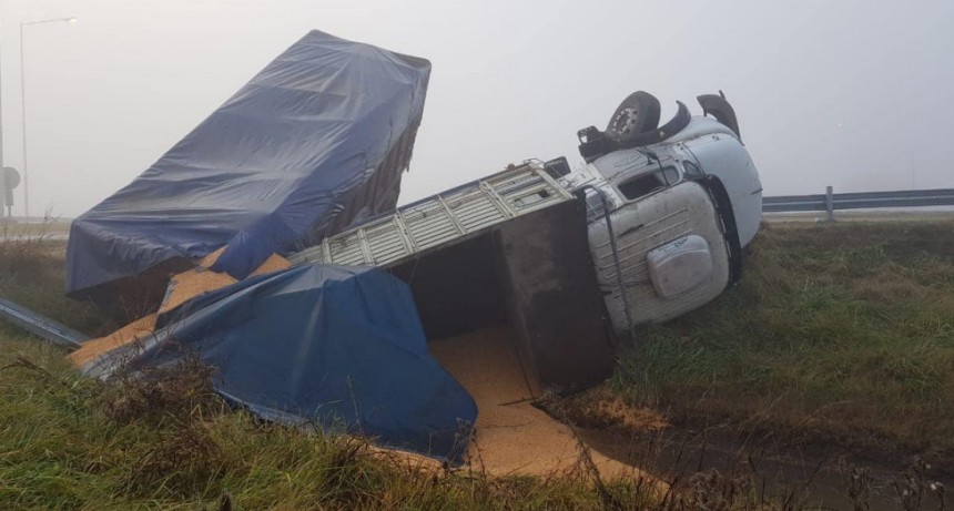 Volcó un camión en el acceso a Pehuajó