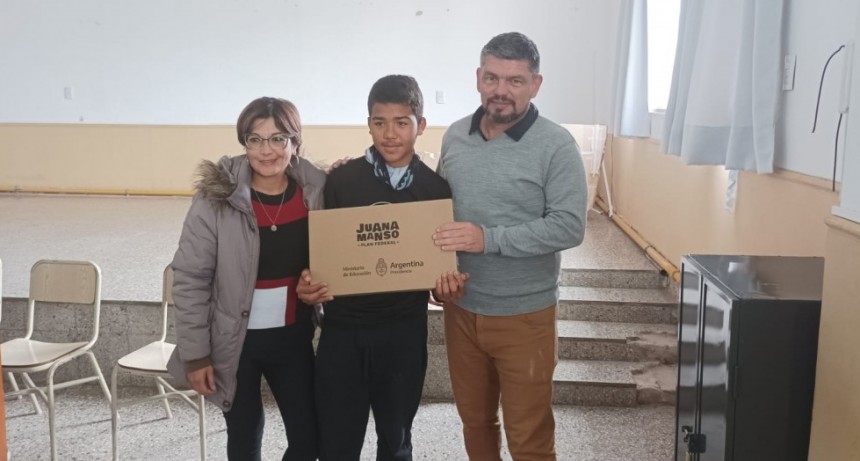 El gobierno entregó más de 100 netbooks en el partido de Bolívar