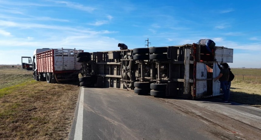 Vuelco de un camión sobre la ruta 5