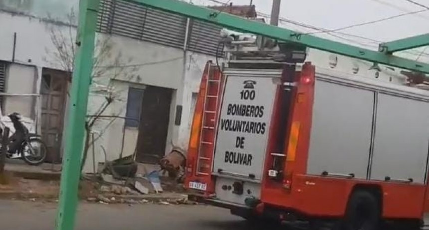Explosión y derrumbe de una edificación de dos planos