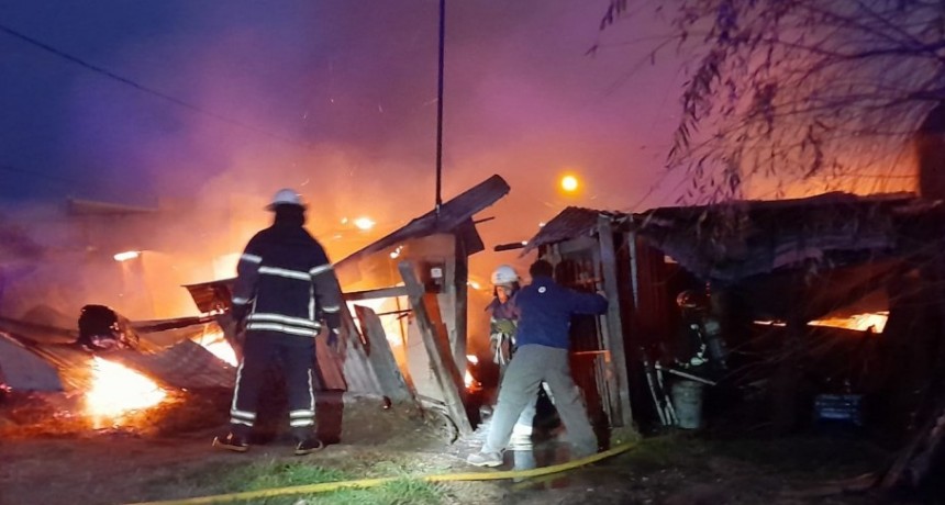 Barrio Las Flores: Incendio de una vivienda con da&ntilde;os totales