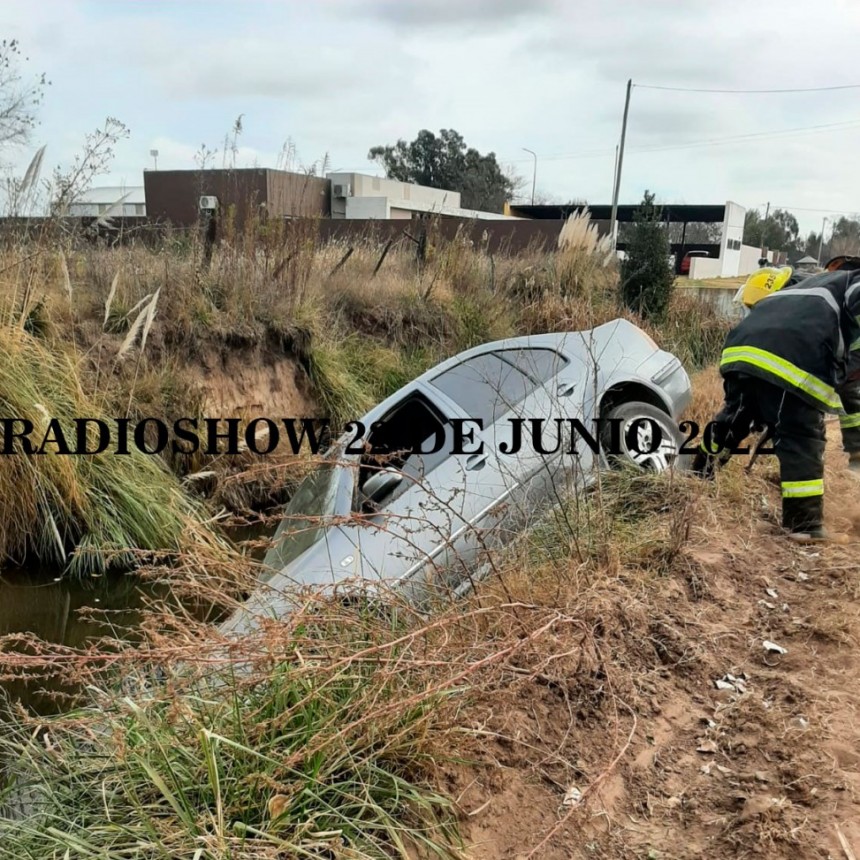 Un veh&iacute;culo cay&oacute; en la cuneta de la calle Mariano Moreno