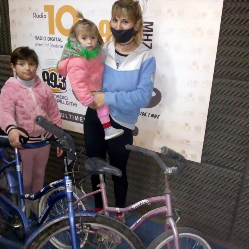 Finalmente se entregaron las dos bicicletas en acción solidaria