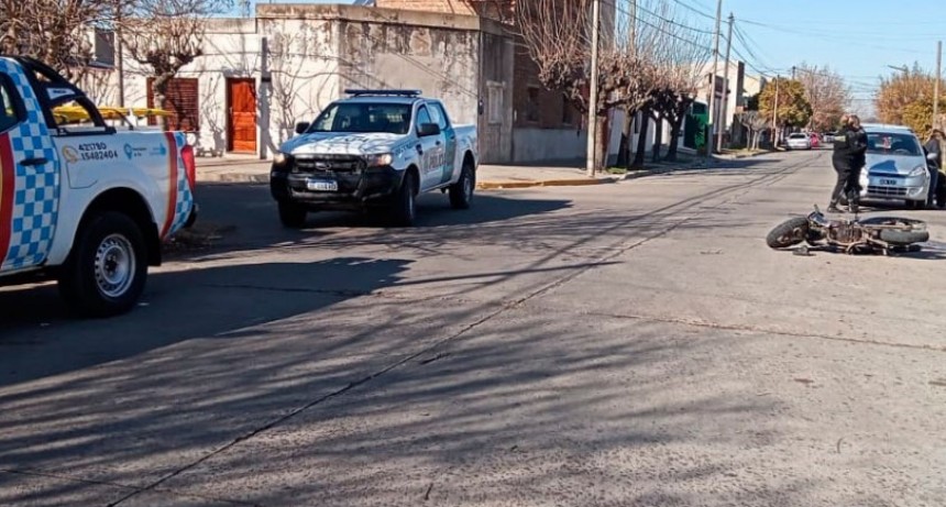 Impacto entre un auto y una moto