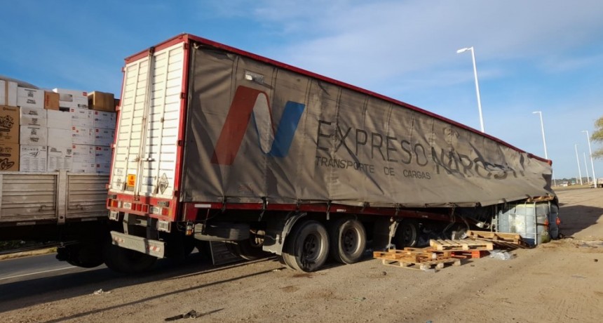 Transbordaron la mercadería del camión que perdió parte de su carga tras una rotura del semi