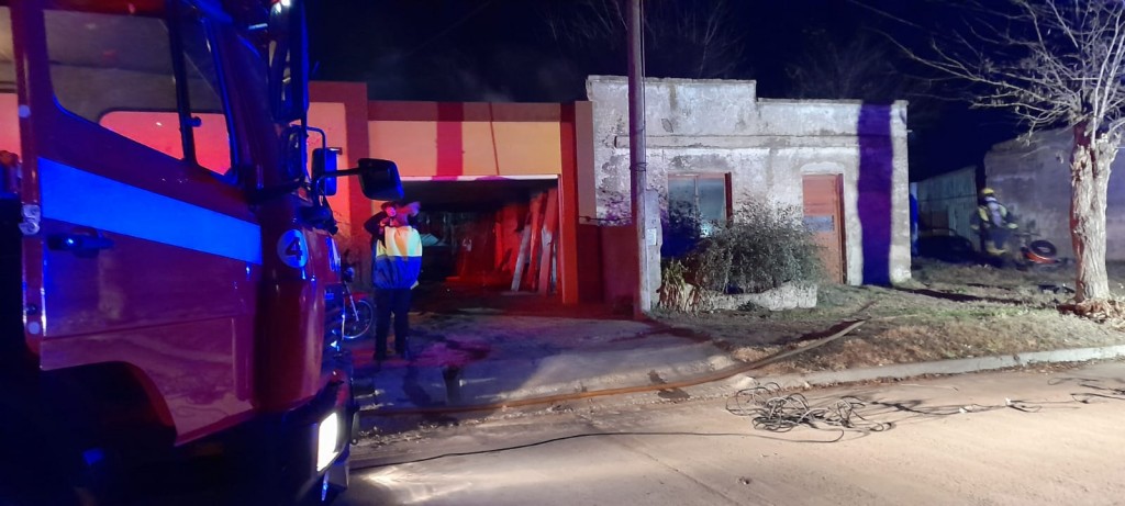 Bomberos trabajó intensamente en el incendio de una vivienda en barrio Los Troncos