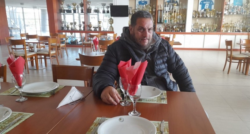 El Bodegón del Club Ciudad ya cumple un mes de actividad a cargo de Oscar Ortíz y hablamos con el móvil de FM 10 de cómo ha consolidado este emprendimiento