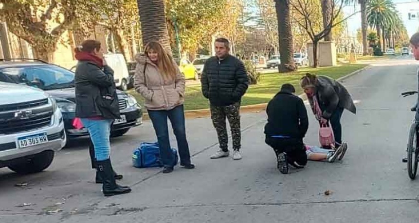 Cayó una mujer que circulaba en bicicleta, tras la apertura de la puerta de un vehículo