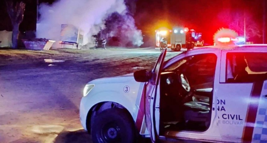 Esta madrugada: Se incendió una casilla  con daños totales