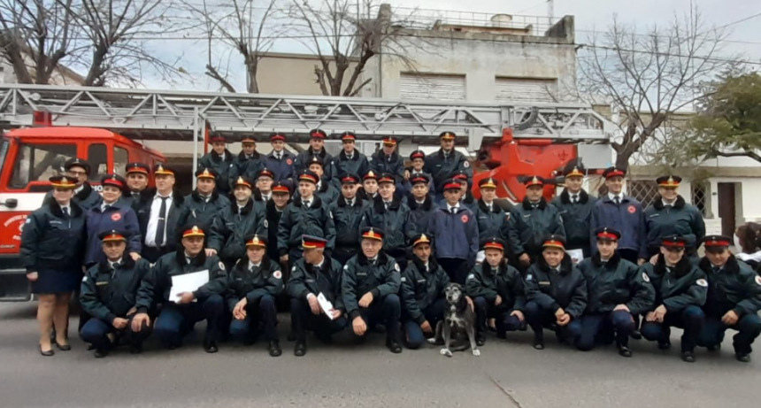 Día Nacional del Bombero Voluntario: Se realizó el acto protocolar en el cuartel, izamiento de bandera, saludo y se conocieron los ascensos 2024