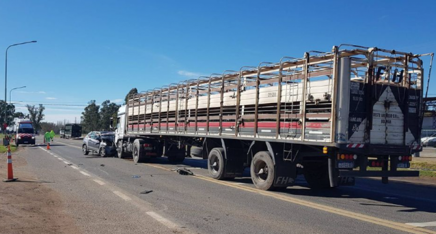 Saladillo: Grave accidente en Ruta N° 205, un transporte de Bolívar y un vehículo impactaron de manera frontal