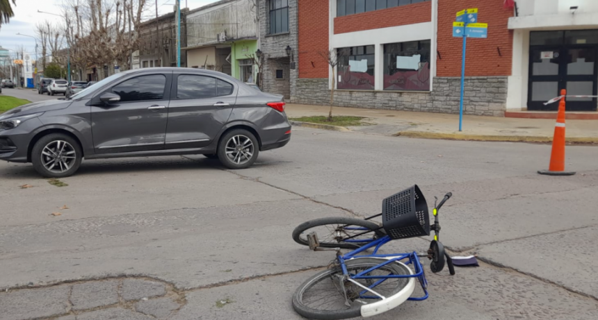 Un ciclista fue hospitalizado tras una colisión con un vehículo