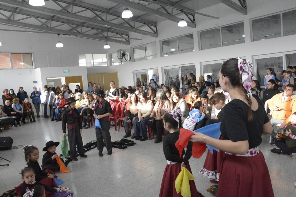 El Jardín de Infantes 905 Rosario Vera Peñaloza, celebró sus bodas de oro con un acto muy emotivo