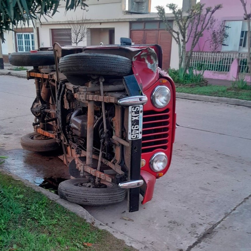 B&ordm; Los Troncos, un conductor volc&oacute; con su auto