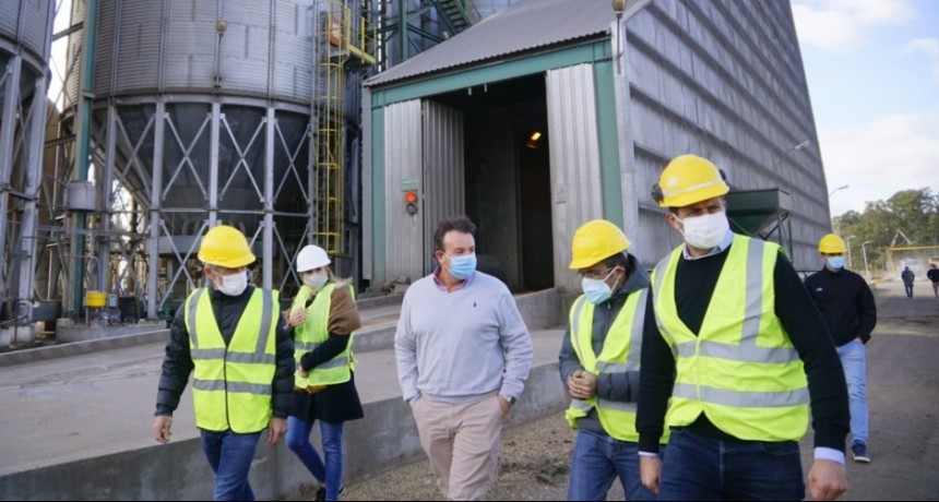 Cargill anunció una inversión cercana a los 4 millones de dólares en Ibarra. Pisano y Bucca recorrieron la planta y la obra junto a los medios locales