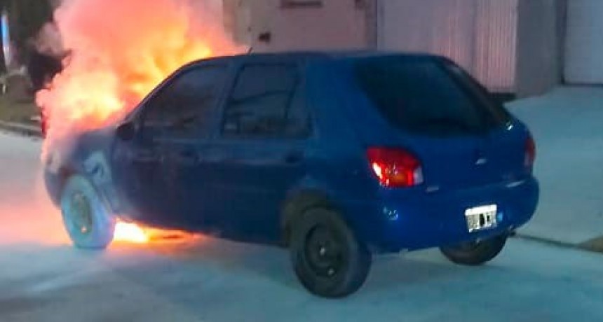 Se registró este sábado, el incendio parcial en un vehículo