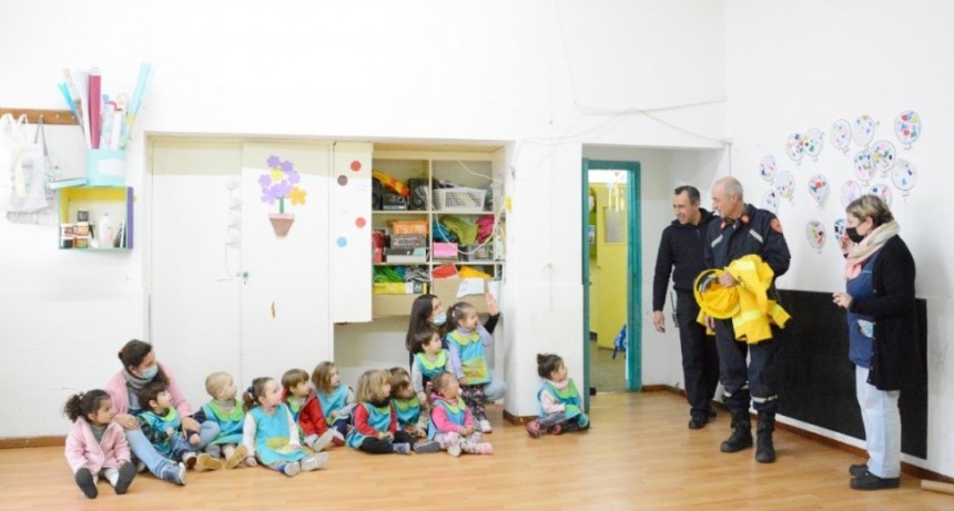 Los Bomberos Voluntarios de Bolívar visitaron el jardín “Alicia Moreau de Justo”