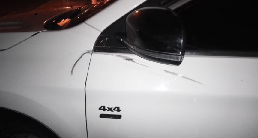 Un motociclista protagonizó una colisión con una camioneta, pero escapó del lugar