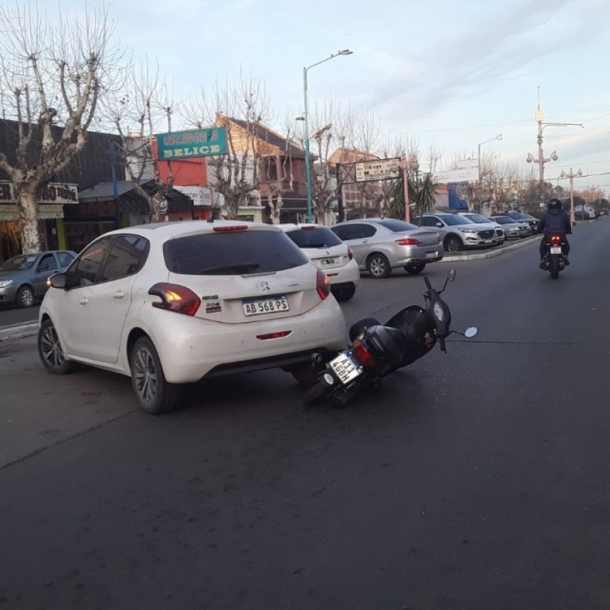 Trasladaron a una motociclista al hospital, tras un impacto en avenida San Martín