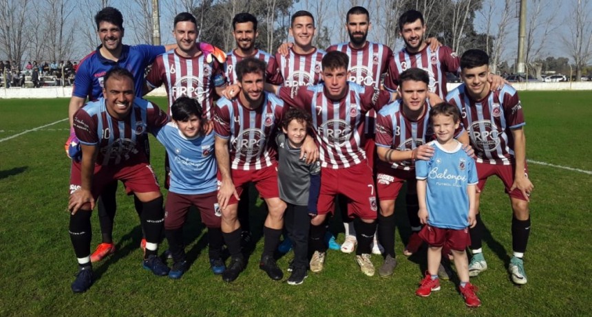 En una tarde de muchos goles, Balonpié ganó y recuperó la punta del torneo local 