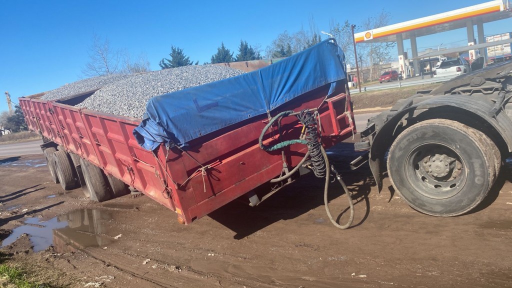 Un camión quedó varado a la vera de la ruta 226