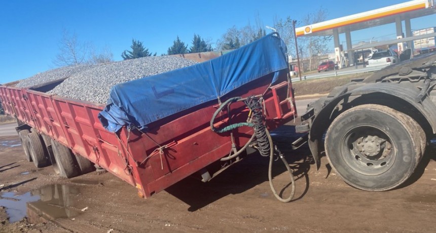 Un camión quedó varado a la vera de la ruta 226