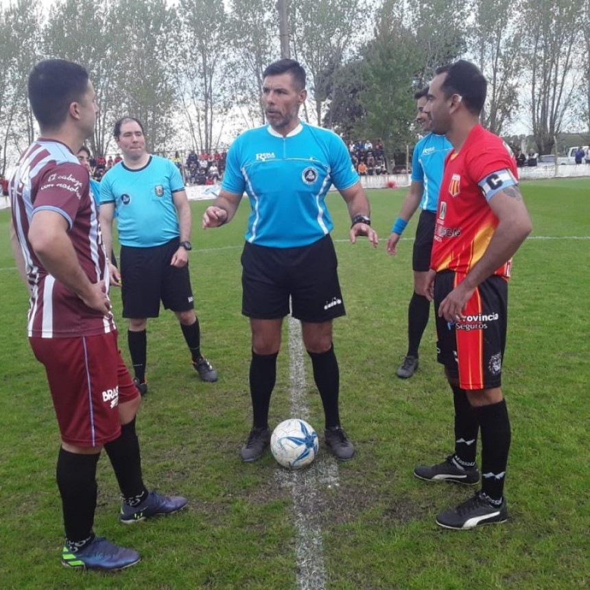 Vuelve a rodar la pelota en el campeonato local 