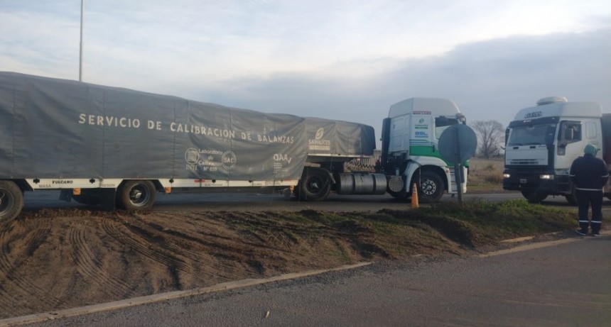 Un camión fue auxiliado en la rotonda que distribuye el tránsito de las rutas 65 y 205